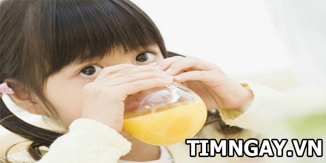 Cách pha nước cam cho bé và những lưu ý khi cho trẻ uống nước cam