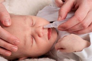 Mẹ phải làm gì khi trẻ sơ sinh bị nghẹt mũi thở khò khè?