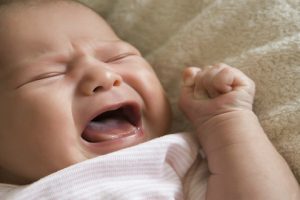 Nguyên nhân và cách khắc phục hiện tượng trẻ sơ sinh bị giật mình khóc thét về đêm 1