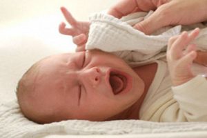 Trẻ sơ sinh nghẹt mũi khò khè làm sao để khỏi nhanh?