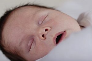 Chữa trị dứt điểm trẻ sơ sinh bị nghẹt mũi thở khò khè