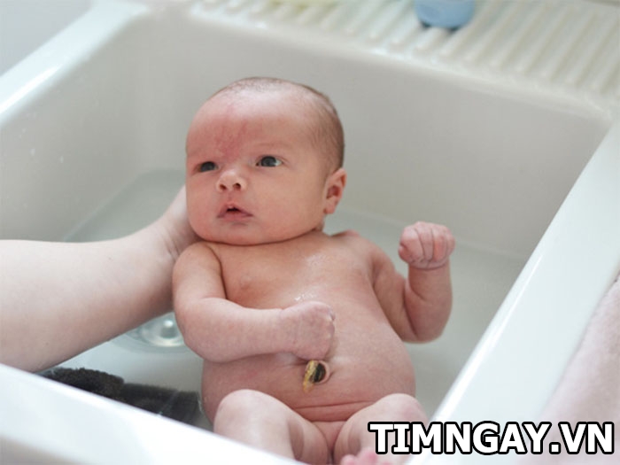 Hướng dẫn cách tắm cho trẻ sơ sinh an toàn, nhẹ nhàng không la khóc 1