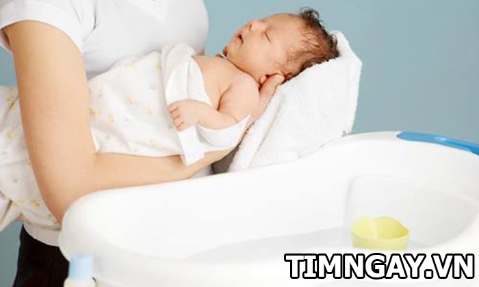 Hướng dẫn cách tắm cho trẻ sơ sinh an toàn, nhẹ nhàng không la khóc 2