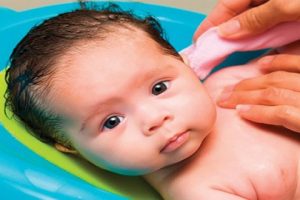 Hướng dẫn cách tắm cho trẻ sơ sinh an toàn, nhẹ nhàng không la khóc
